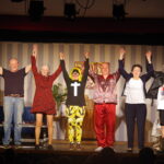 Photo du salut des comédiens de la troupe "La Vaillante" à Mainvilliers, après une représentation de la pièce : Le Cadeau d'Agathe, de François Tinlot